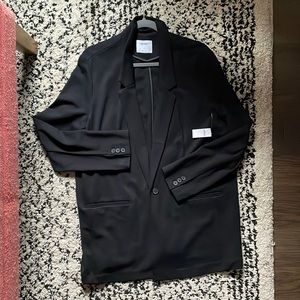 Women’s black blazer from Old Navy. Never worn. Size XL. Tags still on it!